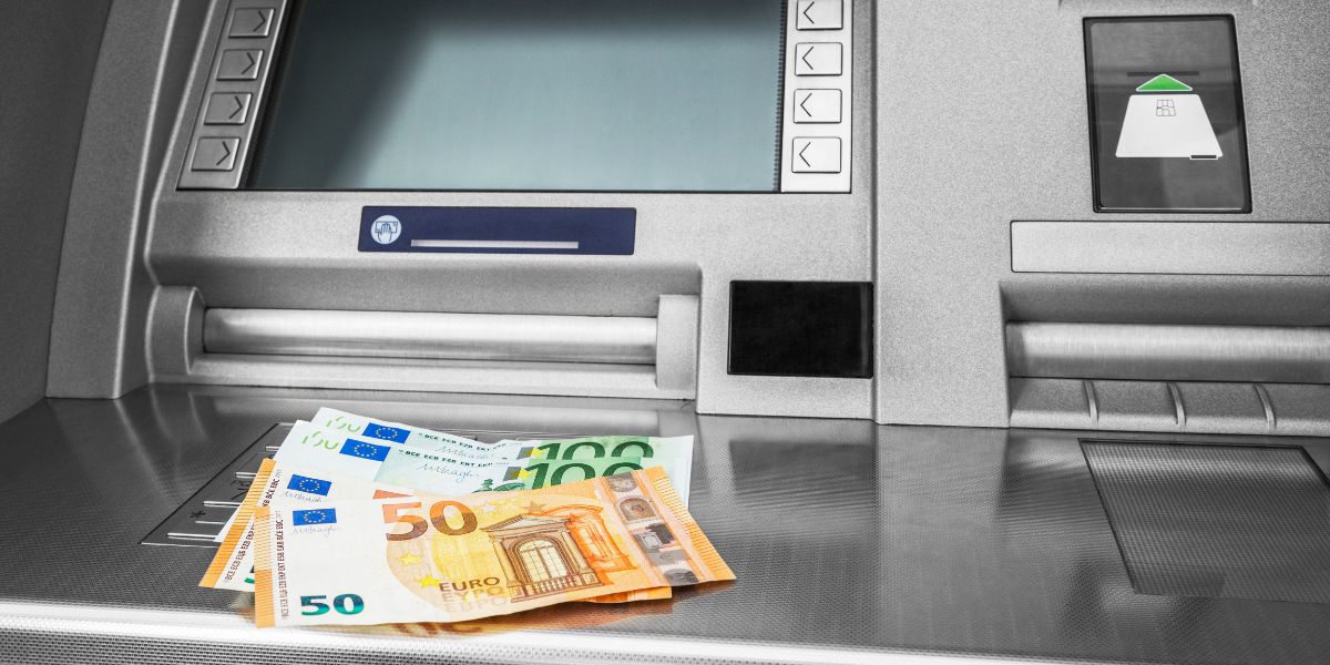 كيف تختار ماكينة عد النقود المناسبة فهم الفرق بين ماكينات عد النقود ومعرفة أيهما أفضل ماكينة عد النقود
